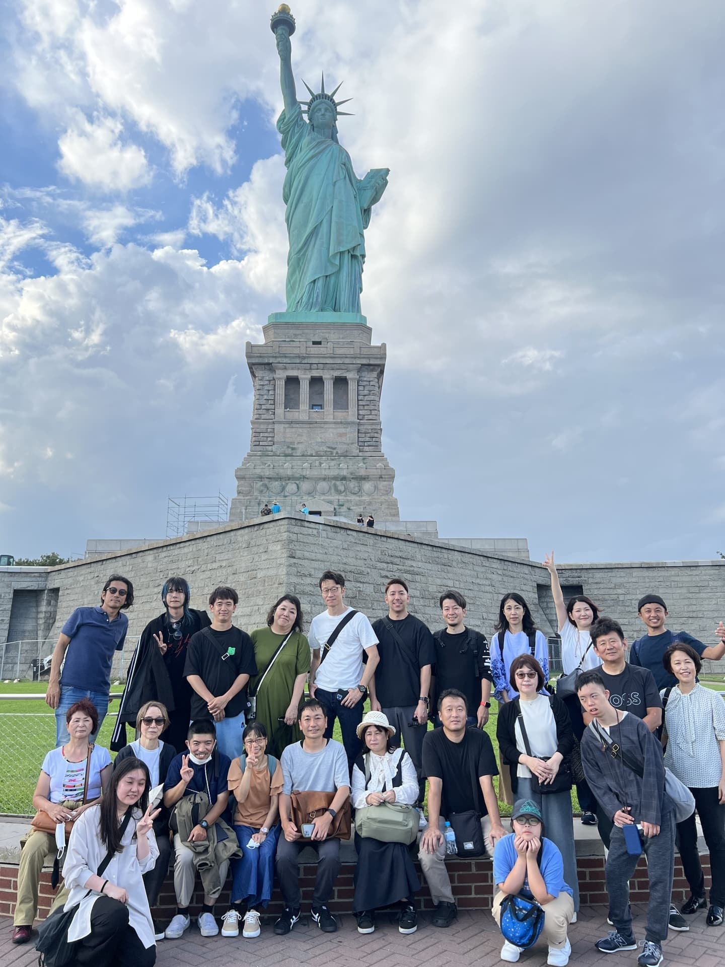 自由の女神の前で